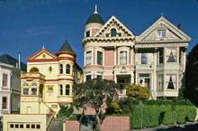 фотография фасадов группы домов в викторианском стиле